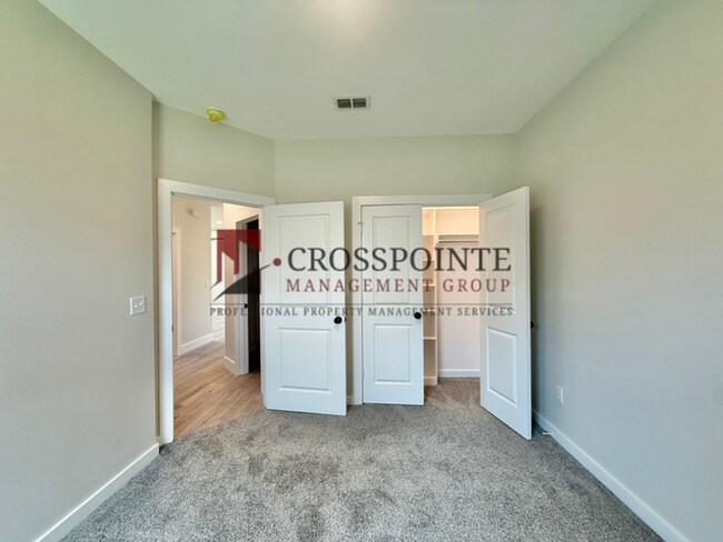 Building Photo - Stunning 3 bedroom 2 bathroom Home!