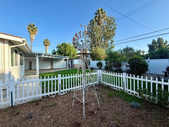 Building Photo - Beautifully updated 3bed/2bath Single-Leve...