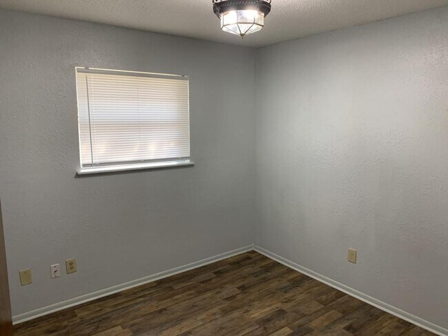 Building Photo - 1300 E Madison St