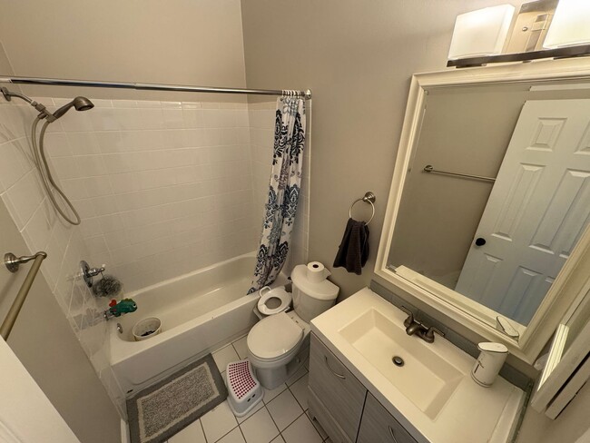 Building Photo - Gorgeous 3 Bed 2/2 Bath Interior Townhome In Little Rocky Run