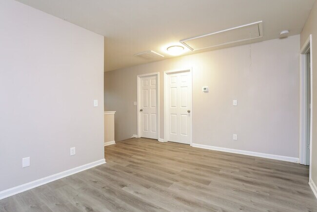 Building Photo - 5200 Tant Cir