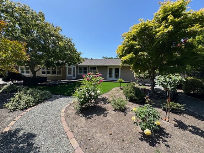 Building Photo - Beautiful updated single level Lafayette h...
