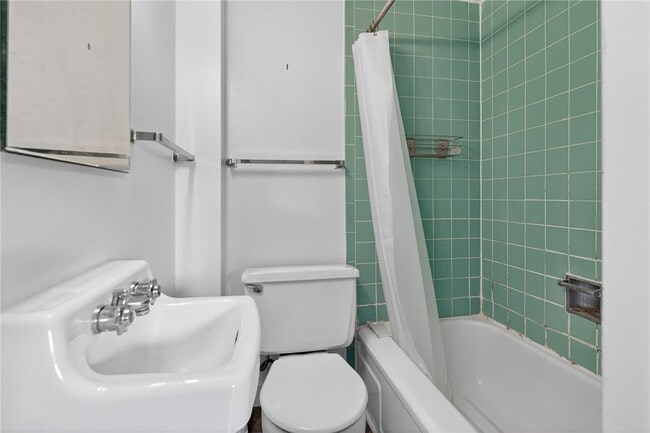 Building Photo - 607 N Cayuga St