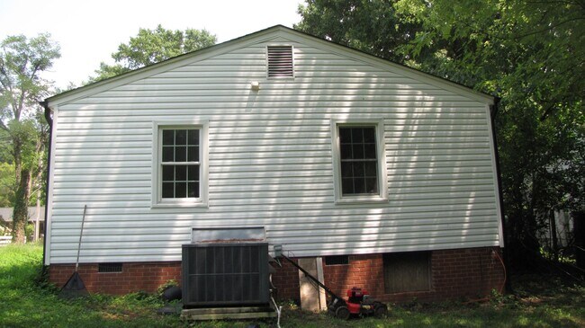 Building Photo - 1505 Cook St