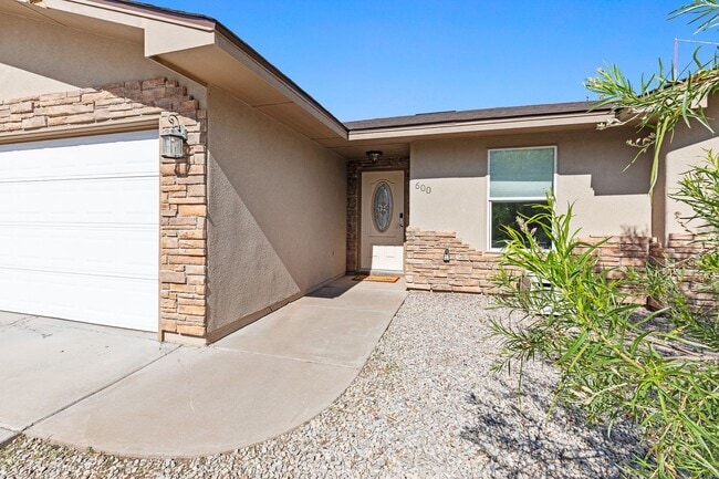 Building Photo - Conveniently located 3 Bedroom with 2 Car Garage