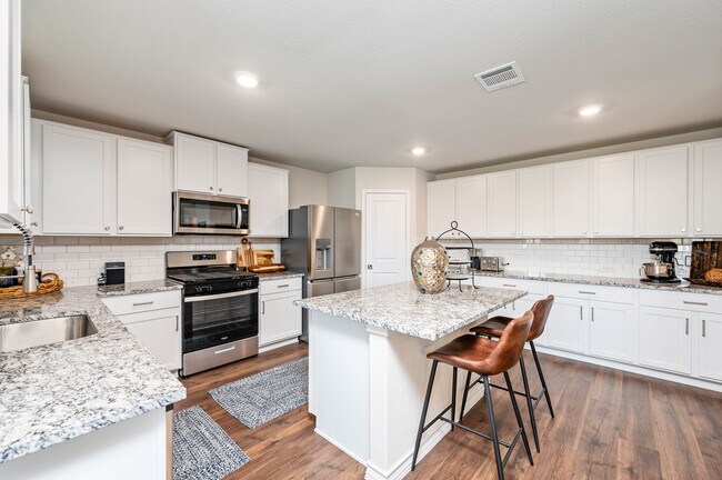 Building Photo - 22607 Green Jacket