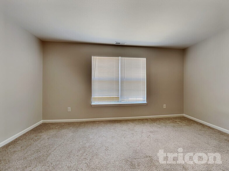 Building Photo - 10213 Blue Sky Dr