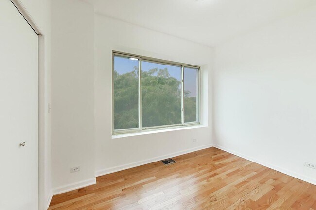 Building Photo - 1301 N Oakley Blvd
