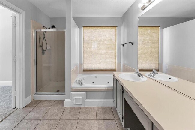 Building Photo - 15614 Lago Villa Dr