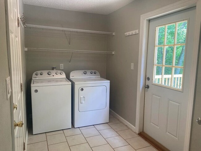 Building Photo - Easy Living in Red Bank! 3 Bedroom 1.5 Bathroom