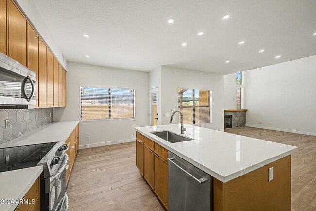 Building Photo - 2084 N Sunset Dr