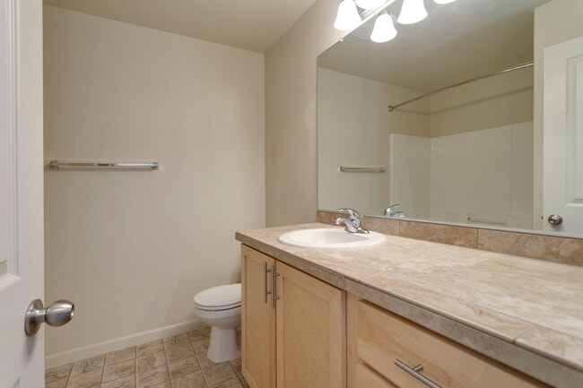 Building Photo - Beautiful Townhouse Available in Cedar Mill!