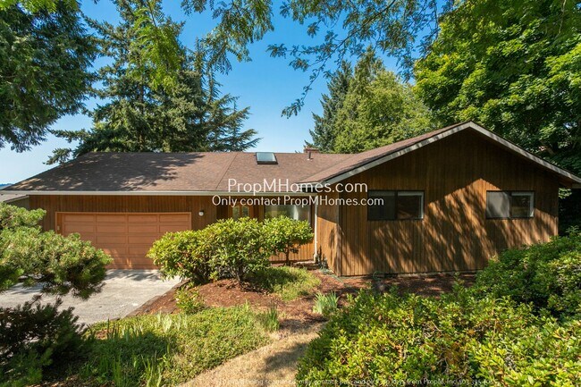 Building Photo - Mid-Century Modern Three Bedroom in Happy Valley!