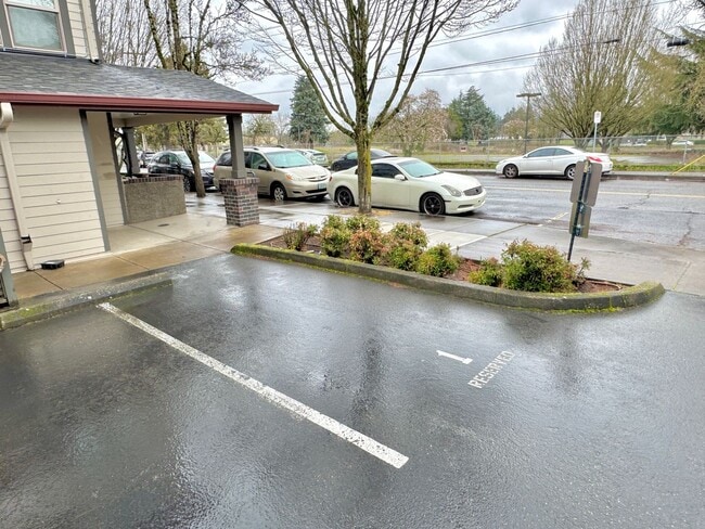 Building Photo - Gateway Ground Floor Corner Unit Condo with Laminate H/W's, A/C, Assigned Parking, Laundry In-Unit