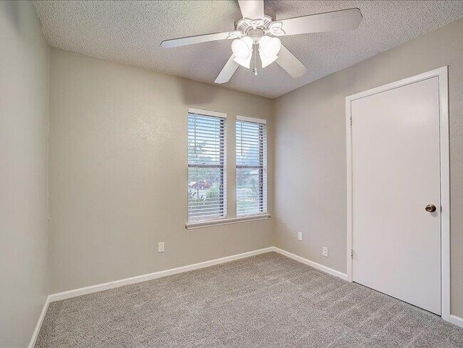 Building Photo - 10906 Meadgreen Ct