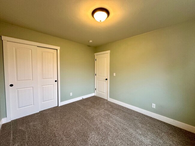 Building Photo - Well-Maintained Three Bedroom Home in North Salem