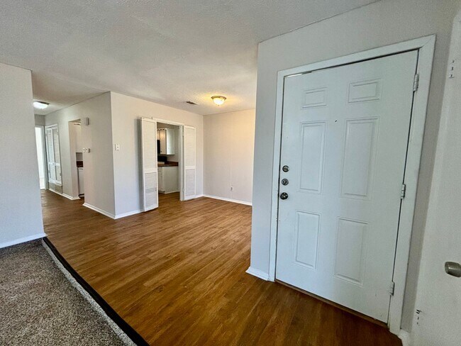 Building Photo - 800 Irwin Dr