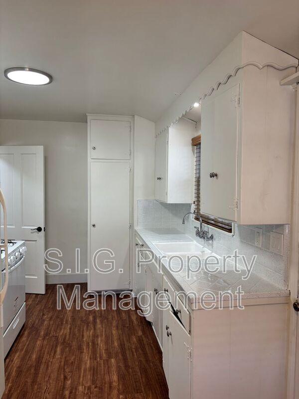 Building Photo - 5069-5071 Kester Ave