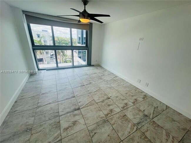 Building Photo - 2655 Collins Ave