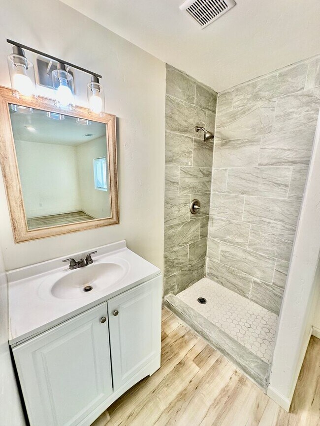 Building Photo - Fully Remodeled 3/2 in Northwest Fresno
