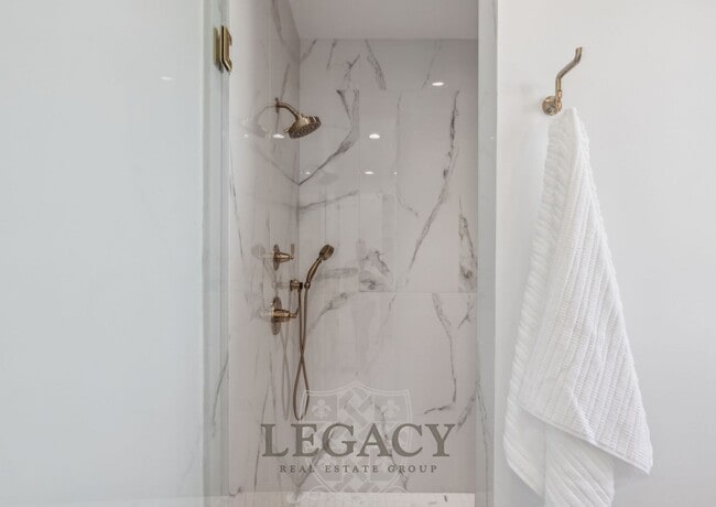 Building Photo - 1019 12th Ave N