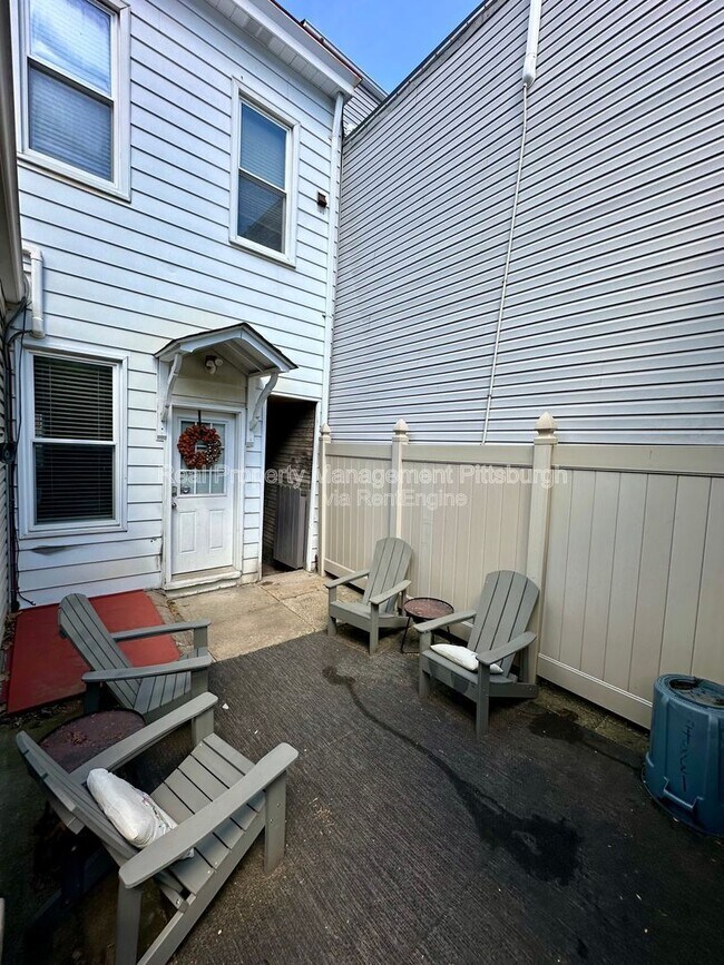 Building Photo - 138 Pius St