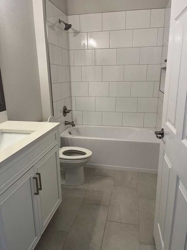 Building Photo - Beautiful home located in desirable Waters...