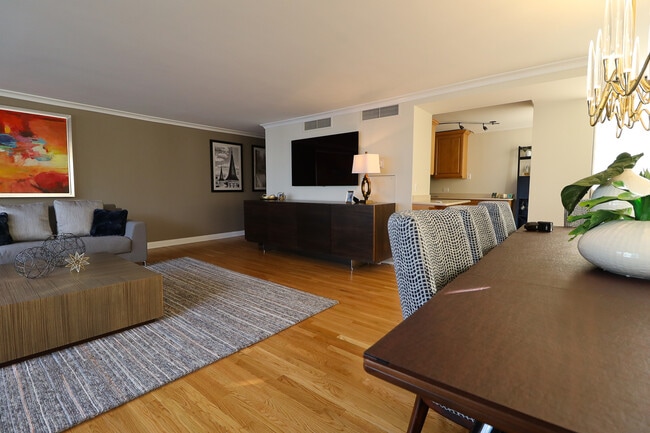 Building Photo - 360 E Randolph St