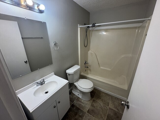 Building Photo - 179 Ingle Dr