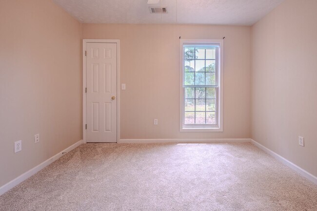 Building Photo - Beautiful 4 Bedroom Home on Large Private Lot in Hoschton