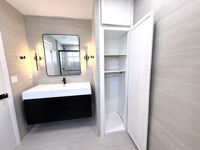 Building Photo - 210 W 23rd St