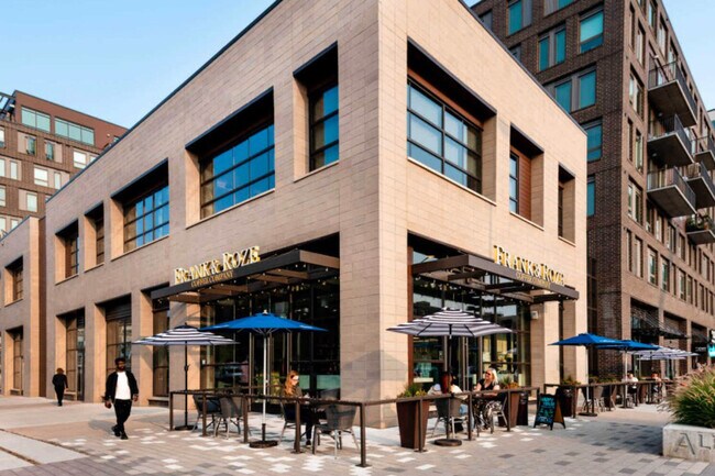 Building Photo - 985 Albion St