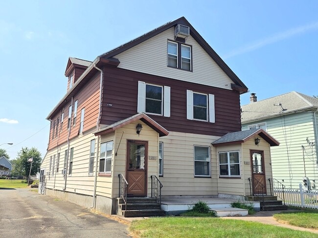Primary Photo - 21 Oakwood St
