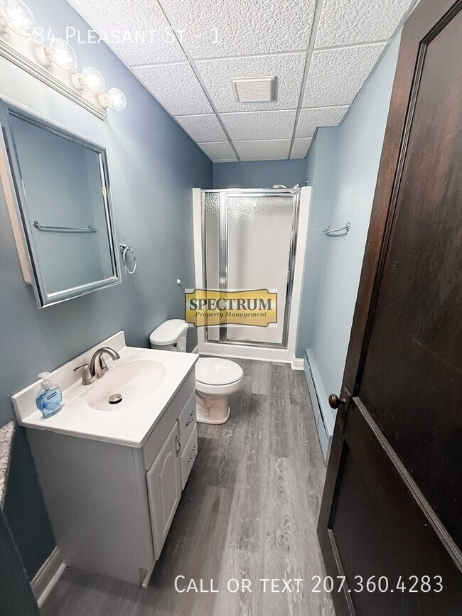 Building Photo - 584 Pleasant St