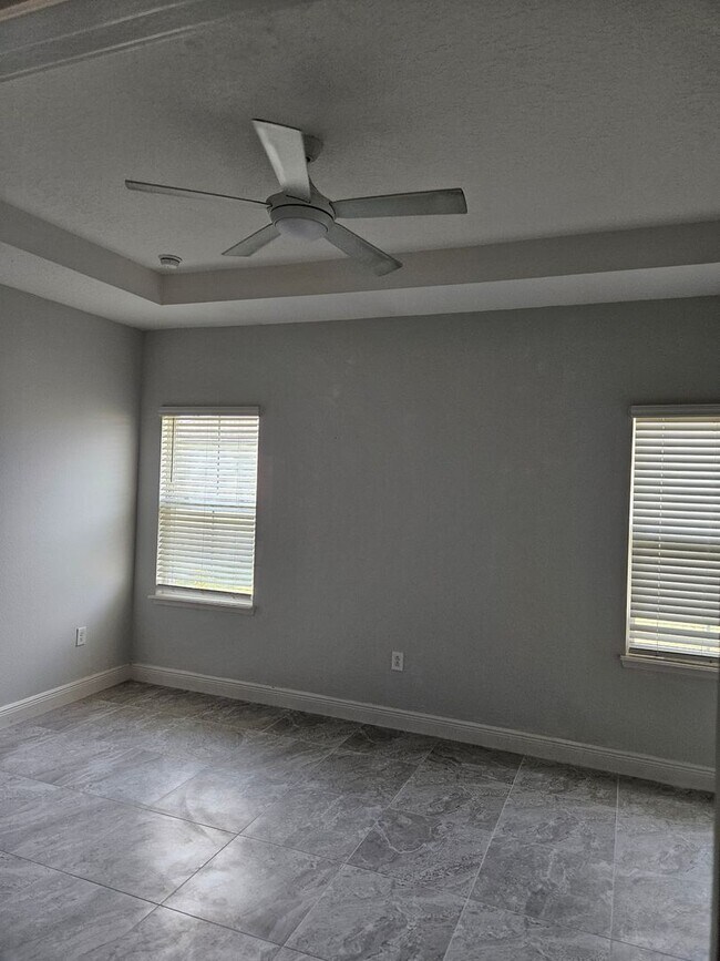 Building Photo - 4 Bedroom 2 bath beautiful spacious home i...