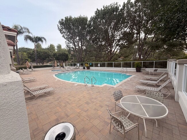 Building Photo - Very Spacious 1 Bed, 1 Bath Condo in Mission Viejo For Rent-In Unit Laundry and Attached Garage