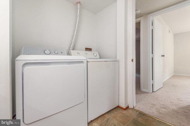 Building Photo - 5805 Royal Ridge Dr