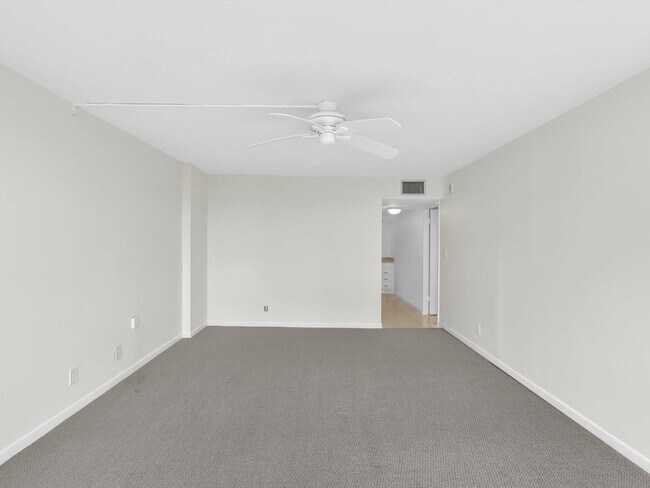 Building Photo - 1150 Hillsboro Mile