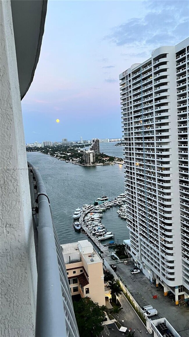 Building Photo - 1750 N Bayshore Dr