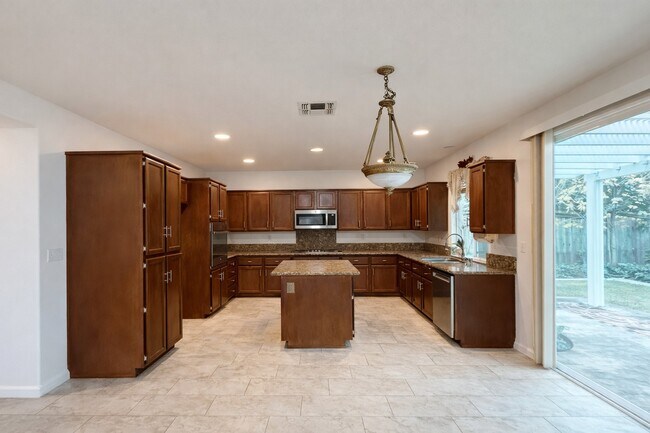 Building Photo - 632 Fisher Cir