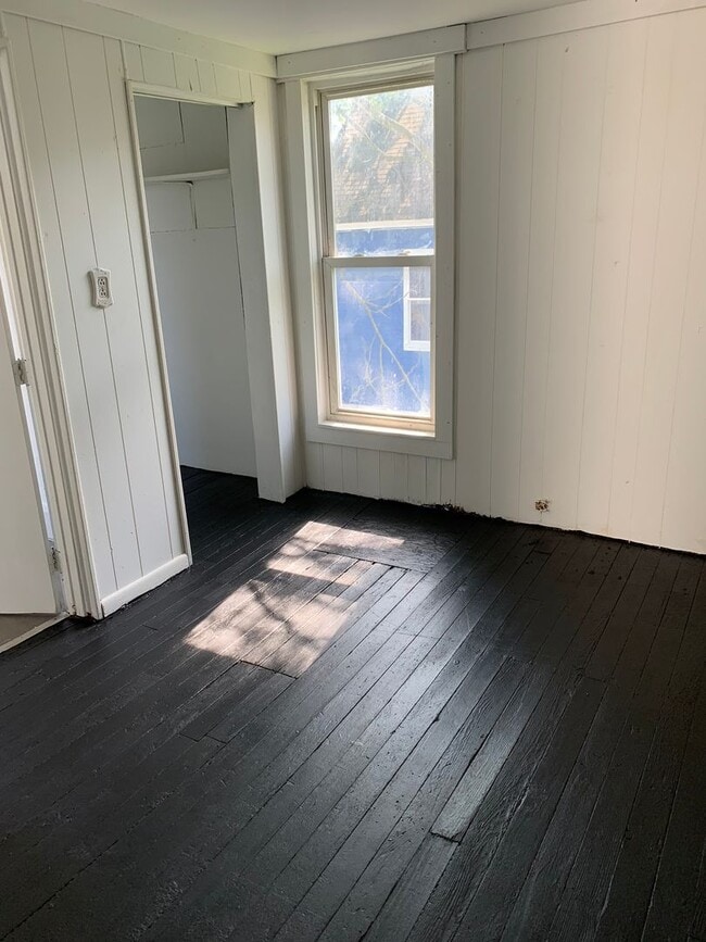 Building Photo - 4 Bedroom Single Family House
