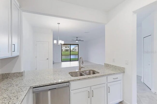 Building Photo - 3 Bedroom 2 Bath Townhome in AMENITY RICH Lorraine Lakes