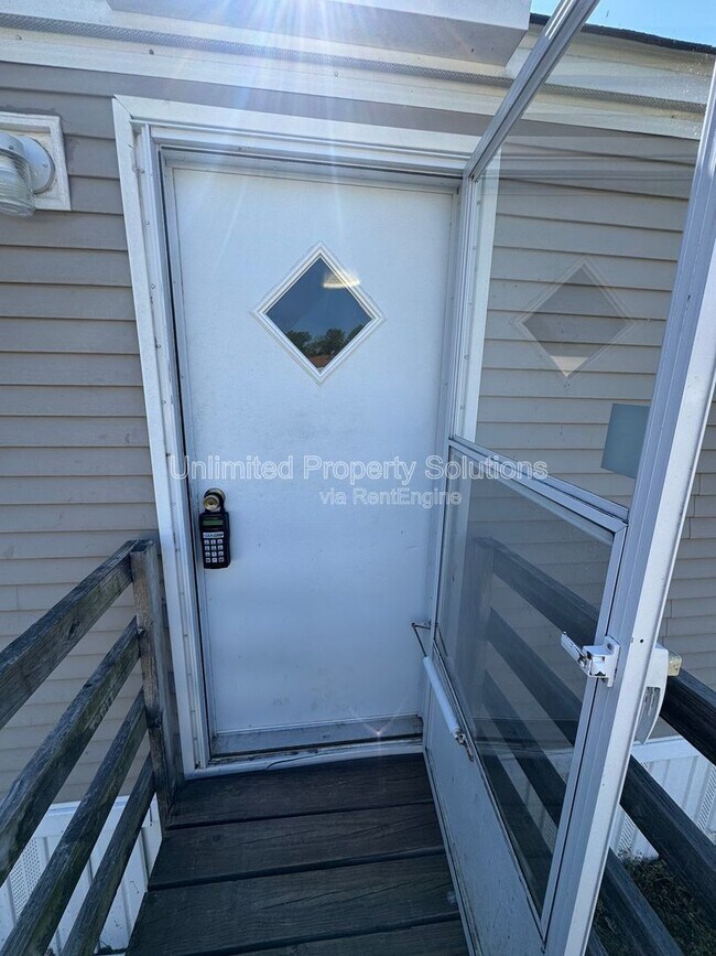 Building Photo - 9499 Wendi Dr NE