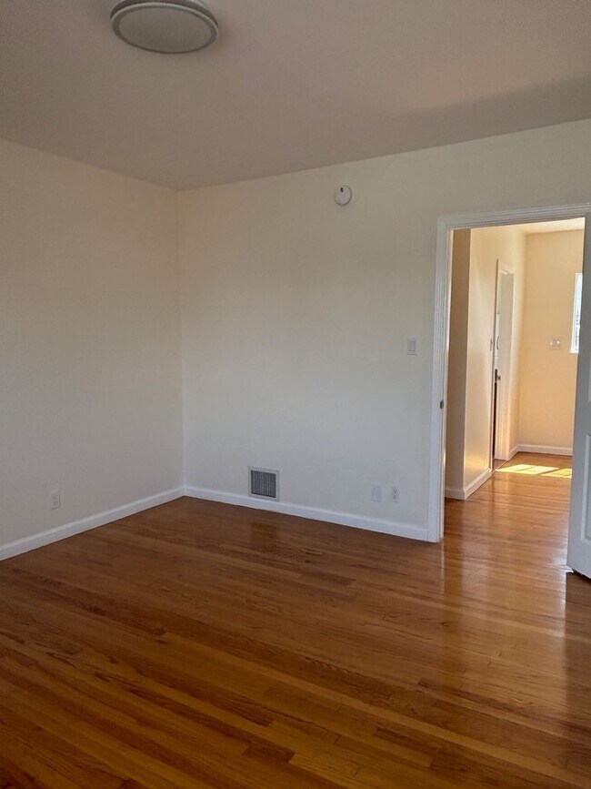 Building Photo - 221 N Commonwealth Ave