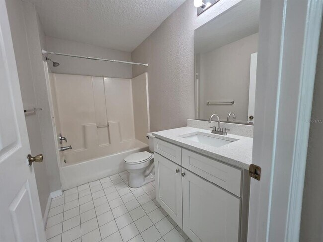 Building Photo - 5483 Vineland Rd
