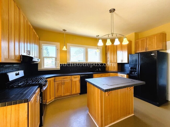 Building Photo - Contemporary 2 BD | 1 BA Home w/ Private B...