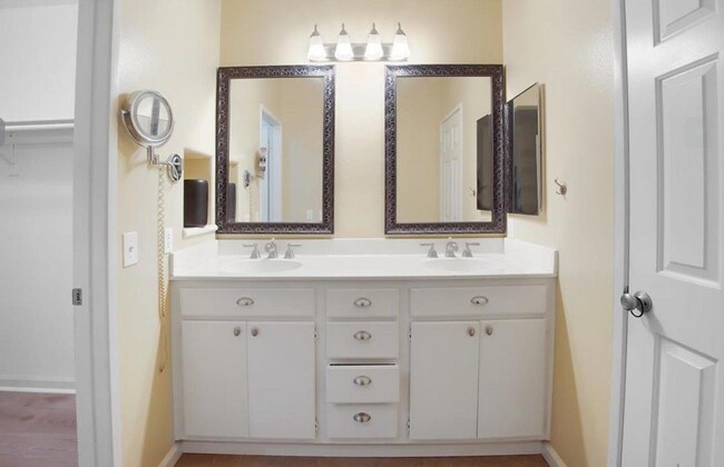 Building Photo - 39741 Columbia Union Dr