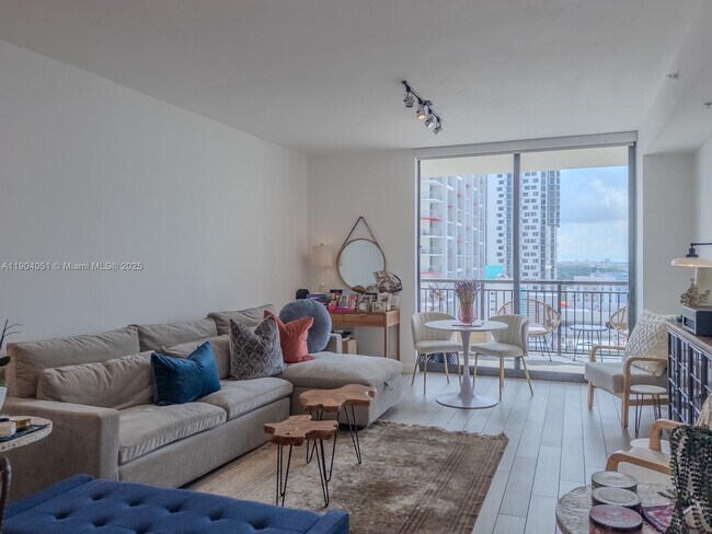 Primary Photo - 999 SW 1st Ave