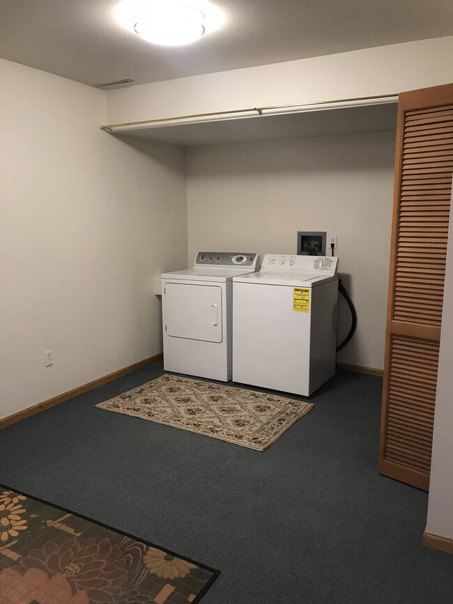 Building Photo - FALL 2026 AVAILABILITY!!!  2 bedroom, 2.5 bath condominium on Iowa City's east side