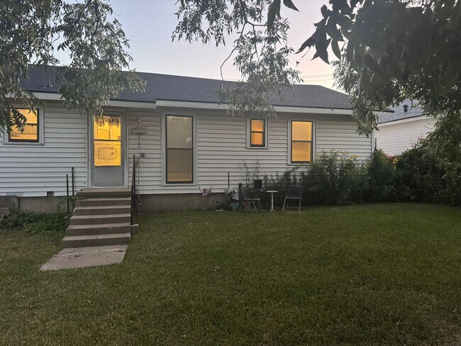 Building Photo - CUTE!!! 2 Bedroom 1 Bath Cute Home with Beautiful Landscaping and Garage